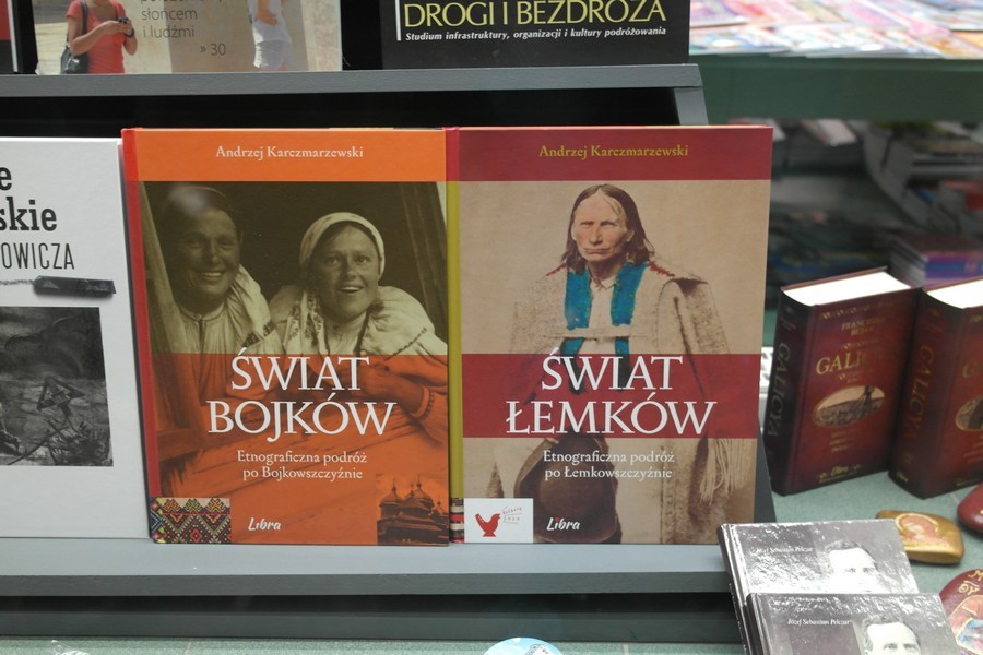 Книги на українську тематику в вітрині книгарні.