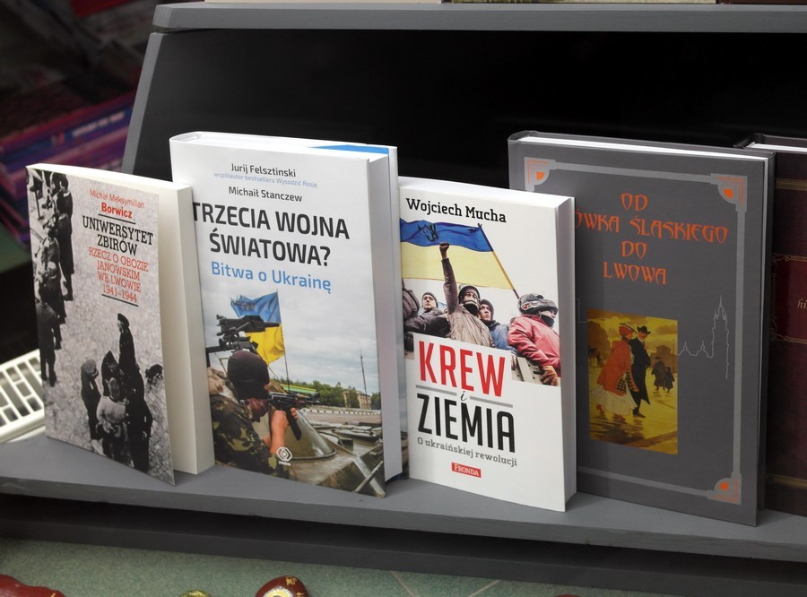 Книги на українську тематику в вітрині книгарні.
