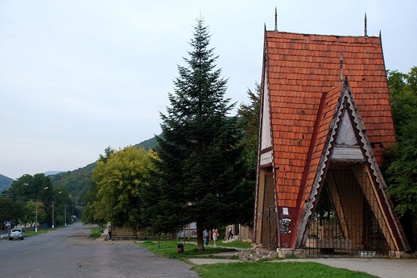 Мінірральне джерело у Поляні